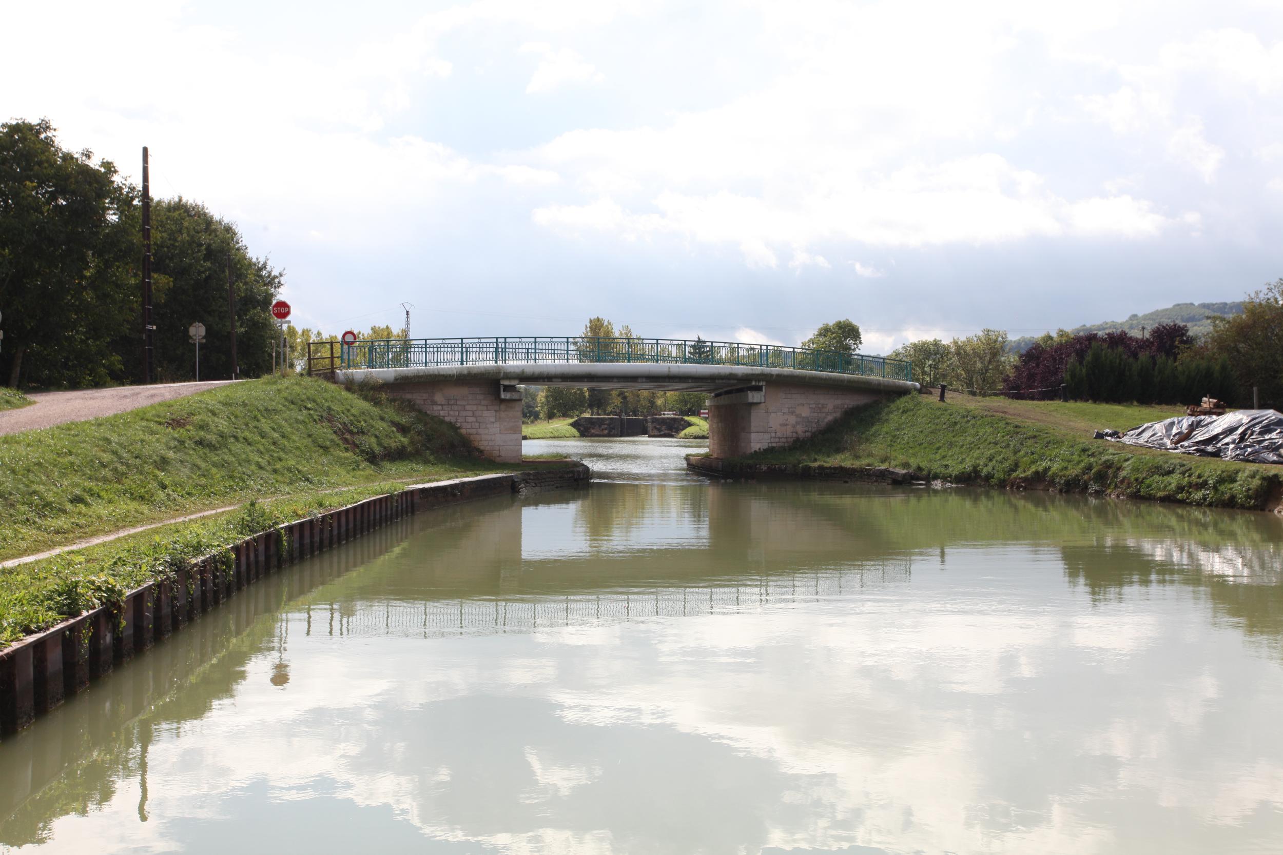 Sluis 45 Pouillenay door de brug van de D9 gezien.